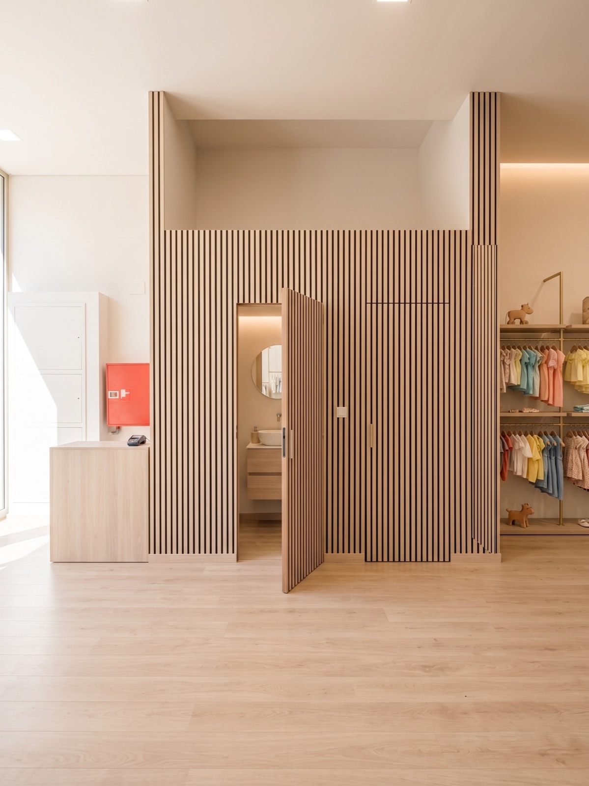 Parede ripada em carvalho natural com portas ocultas, showroom