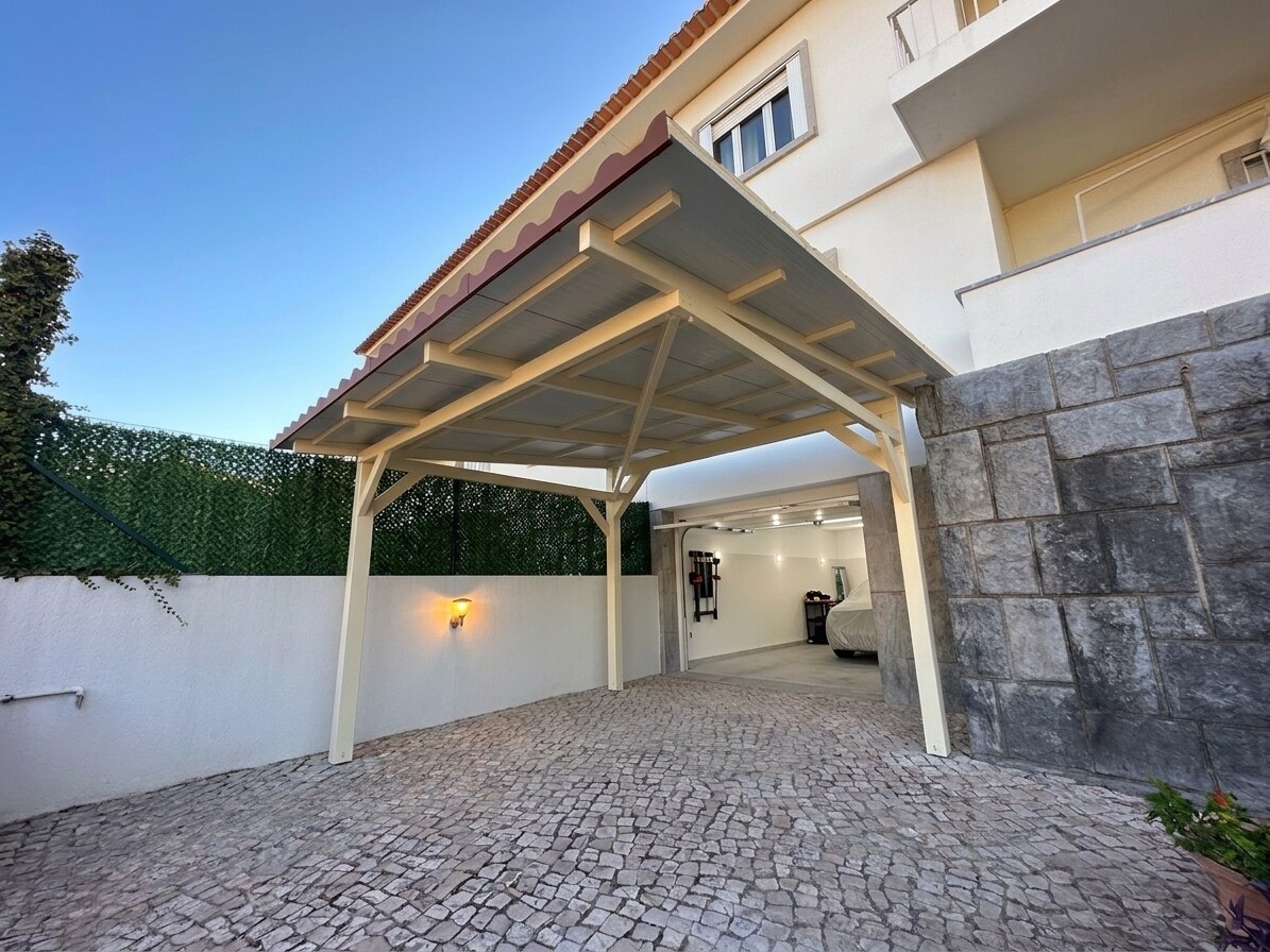 Telheiro em madeira de pinho com cobertura tipo telha, exterior