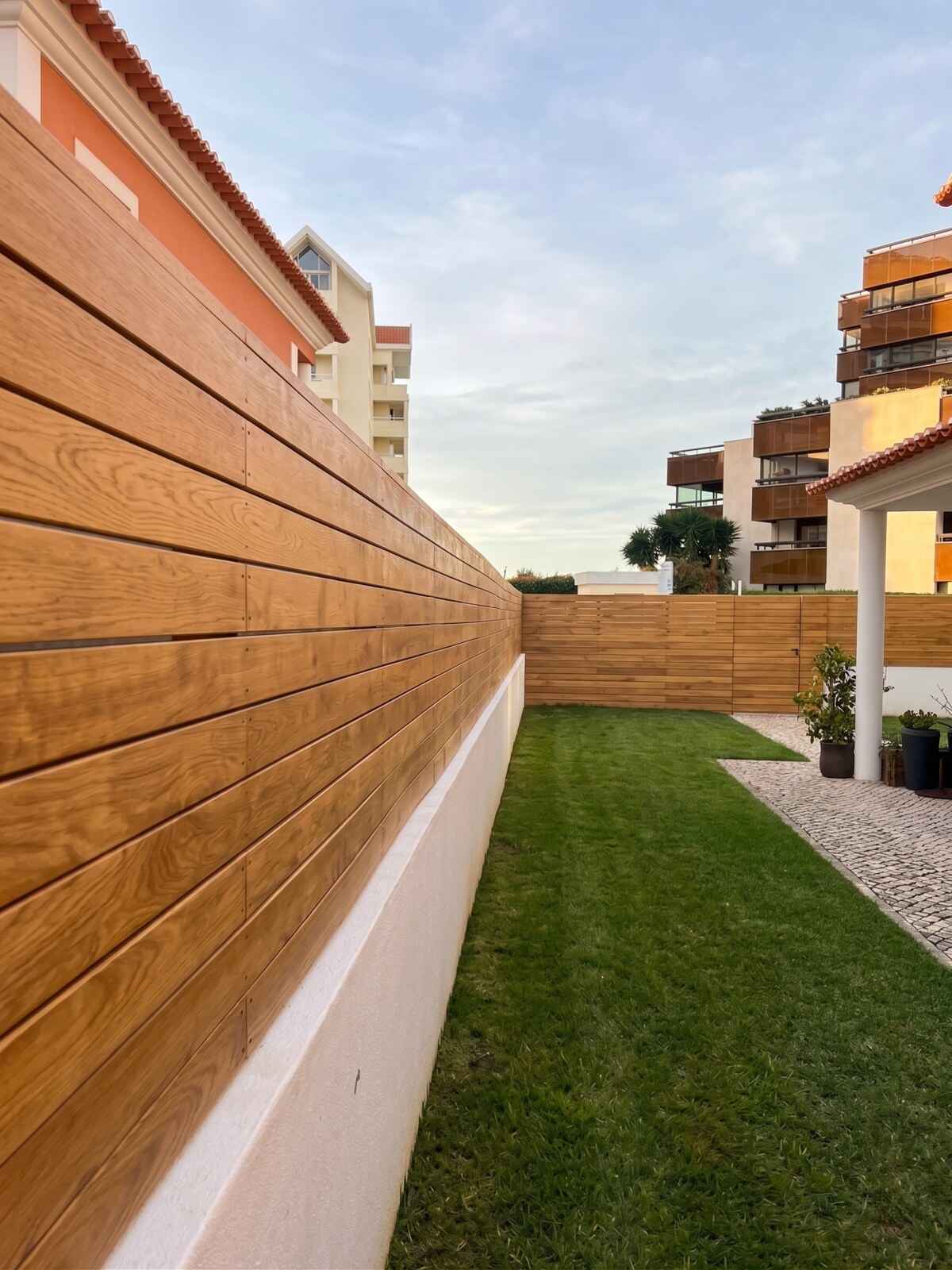 Revestimento exterior em ripado de madeira de carvalho, muro de jardim